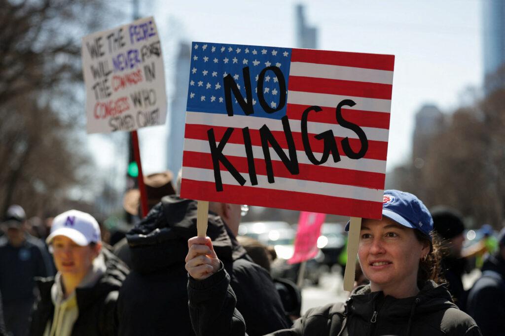 បាតុកម្ម «No Kings» រាលដាលពីអាមេរិកទៅ១៦ប្រទេស ប្រឆាំងសង្គ្រាមអ៊ីរ៉ង់និងគោលនយោបាយត្រាំ