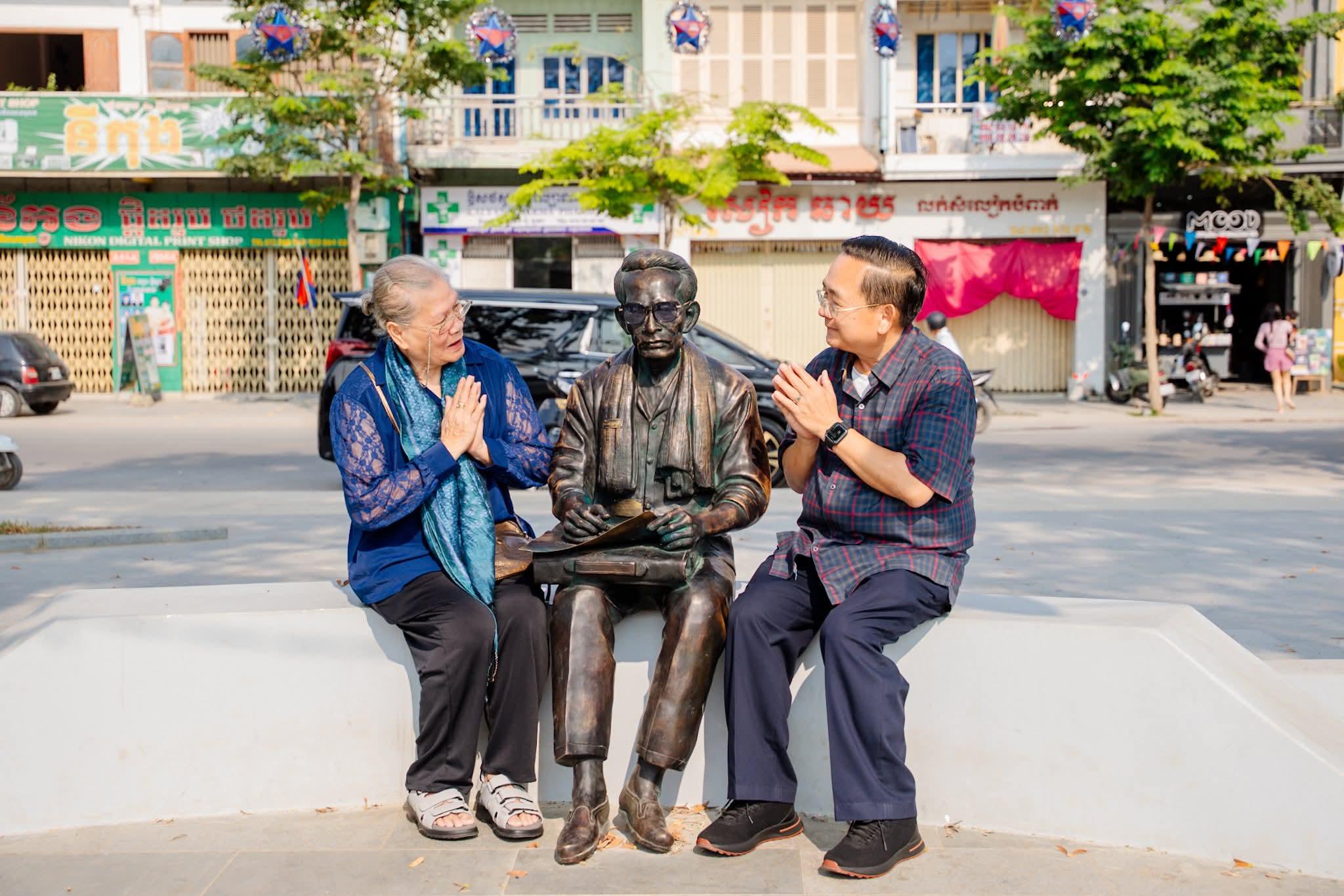 រូបសំណាកកវីគង្គ ប៊ុនឈឿន លេចរូបរាងដាច់ស្រយាលនៅសួនសិល្បៈខេត្តបាត់ដំបង