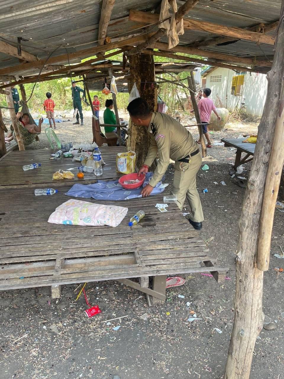 ស្ត្រីចាស់ៗលេងល្បែងស៊ីសងរហូតភ្លេចដាំស្លឱ្យប្តី ត្រូវសមត្ថកិច្ចចុះបង្ក្រាប