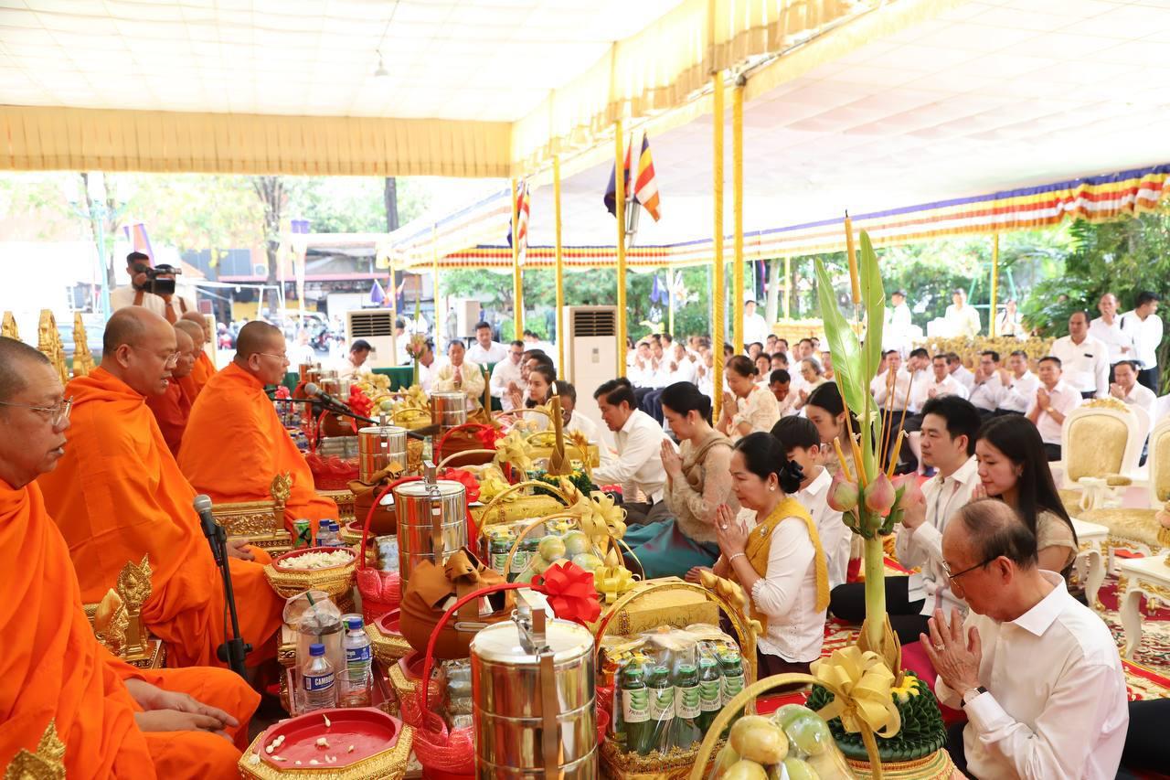 ពិធីសូត្រមន្តរាប់បាត្រព្រះសង្ឃ ៧៥ អង្គ អបអរសាទរទេវតាឆ្នាំថ្មី នៅរាជធានីភ្នំពេញ