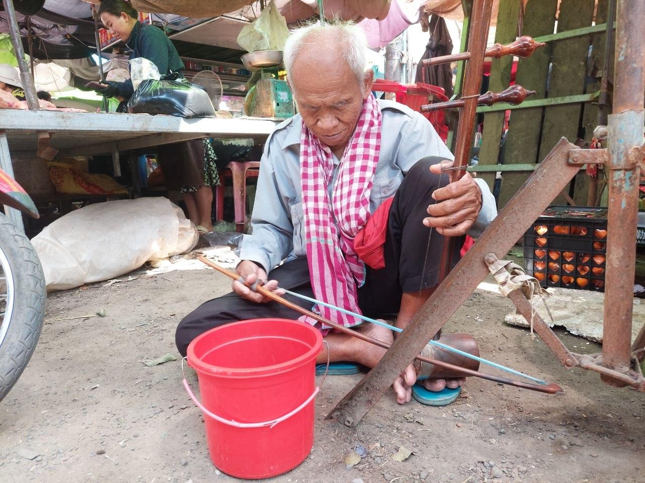 ចម្រៀងពីទ្រ ជីវិតពីកូត៖ លោកតាពិការភ្នែកវ័យ៨០ឆ្នាំ រកស៊ីដោយកូតទ្រ តាមផ្សារកំពង់ចាម
