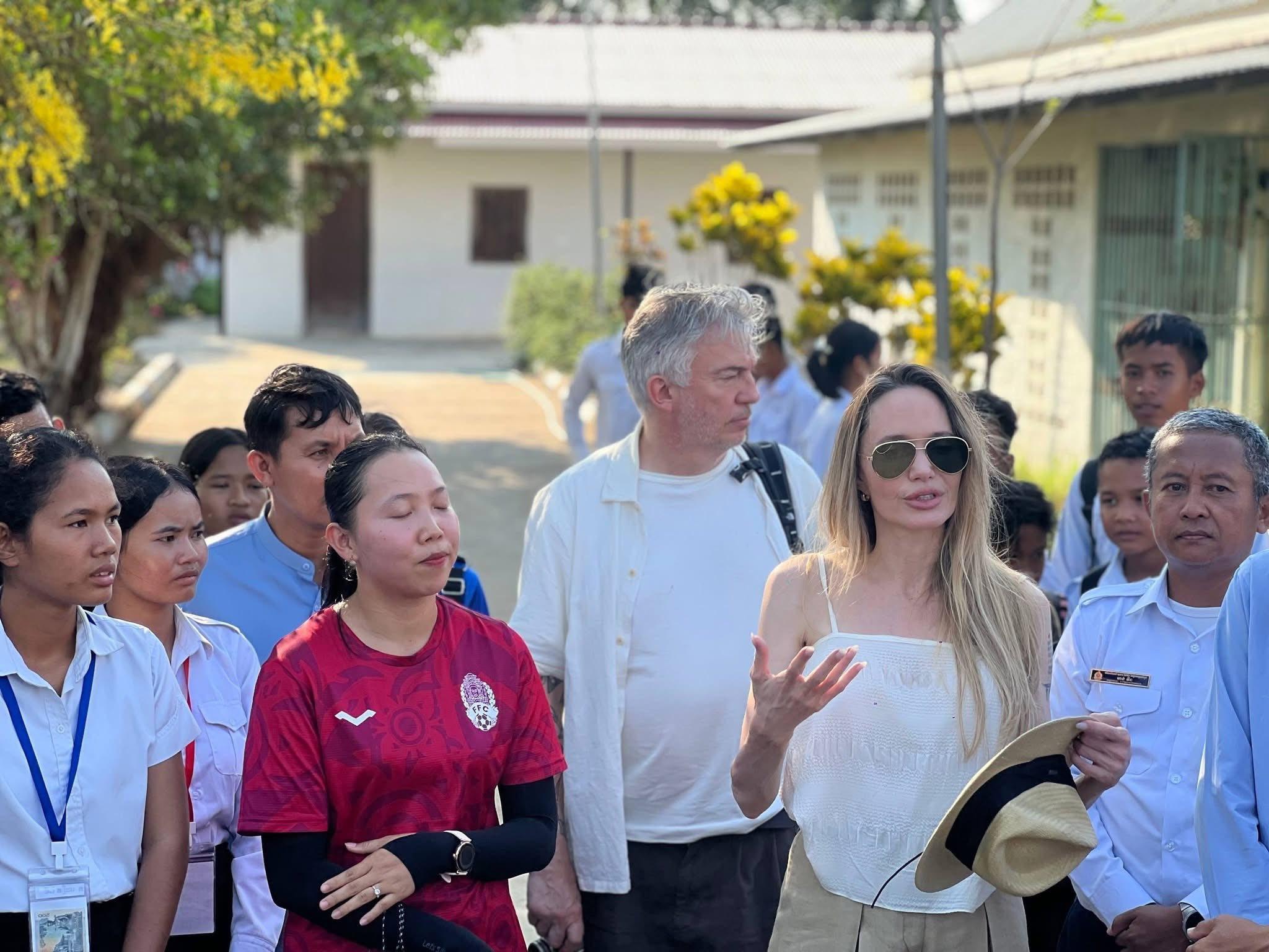 អង់ជីលីណា ជូលី វិលត្រឡប់មកកម្ពុជាវិញ ទស្សនាសាលារៀននិងពង្រឹងទំនាក់ទំនងជាមួយប្រទេសកំណើតកូនចិញ្ចឹម