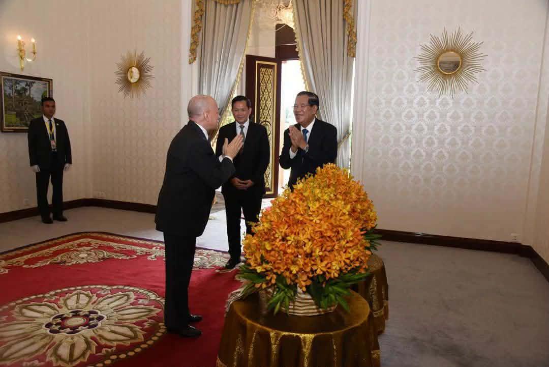 សម្តេចតេជោចូលគាល់ព្រះមហាក្សត្រនៅមន្ទីរពេទ្យប៉េកាំង បញ្ជាក់ព្រះរាជសុខភាពប្រសើរឡើង