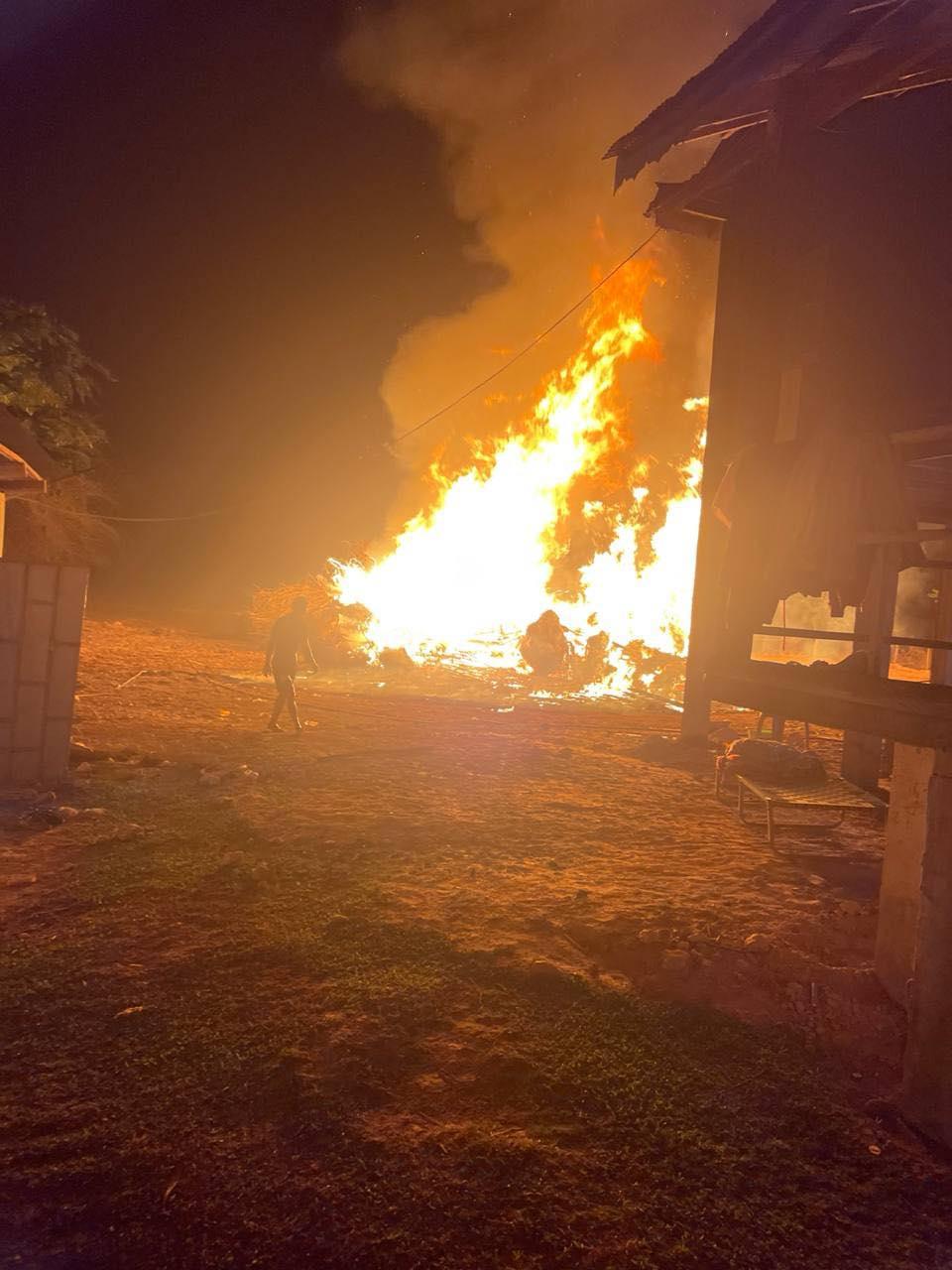 អគ្គិភ័យឆាបឆេះផ្ទះឈើទាំងខ្នងនៅស្វាយជ្រំ សល់តែផេះផង់