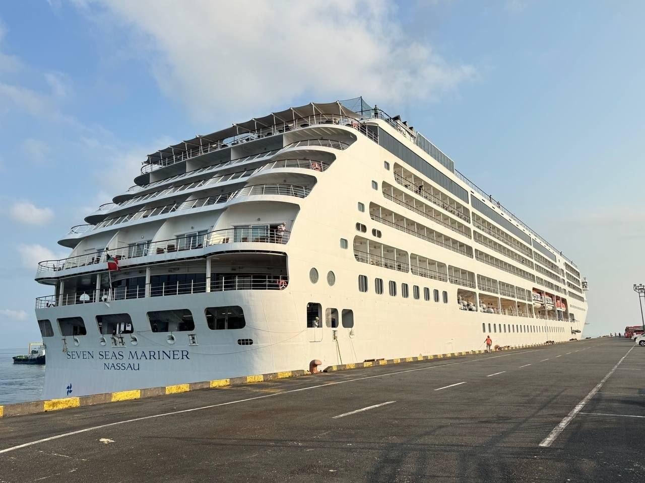 នាវាយក្ស Seven Seas Mariner នាំភ្ញៀវទេសចរជាង ៦០០ នាក់ចូលចតកំពង់ផែស្វយ័តព្រះសីហនុ