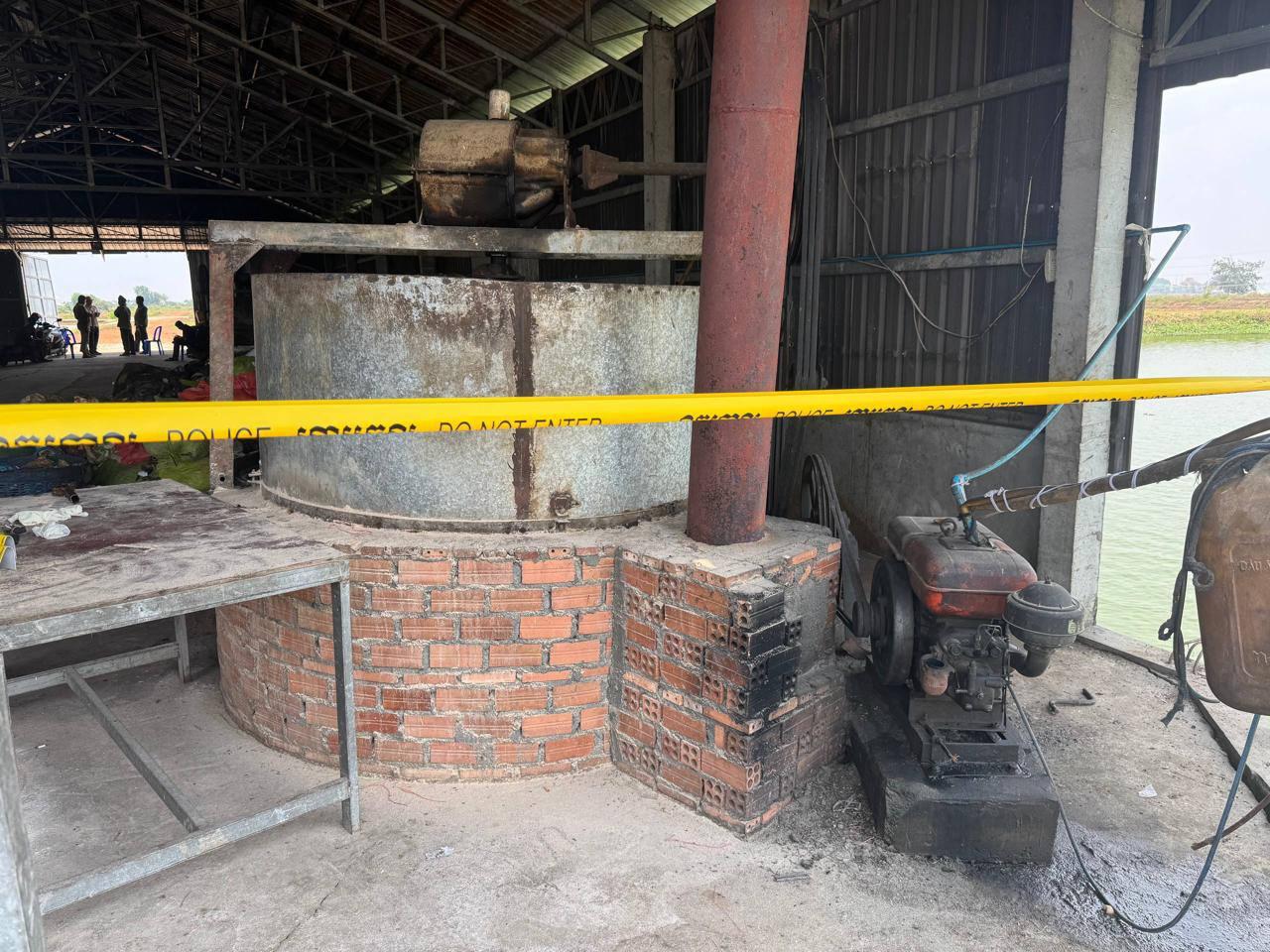 រន្ធត់! កម្មករឱនកៀរចំណីត្រី ត្រូវម៉ាស៊ីនកិនកាត់ក្បាលដាច់ចេញពីខ្លួននៅកណ្តាល