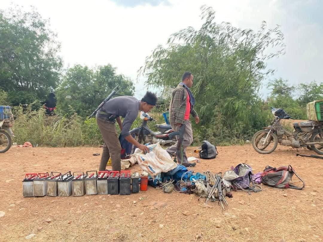 កម្លាំងយោធភូមិភាគទី៥ និងយោធាខេត្តបាត់ដំបង ឆ្មក់បង្ក្រាបជនទុច្ចរិតនេសាទខុសច្បាប់ ឃាត់ខ្លួន៨នាក់