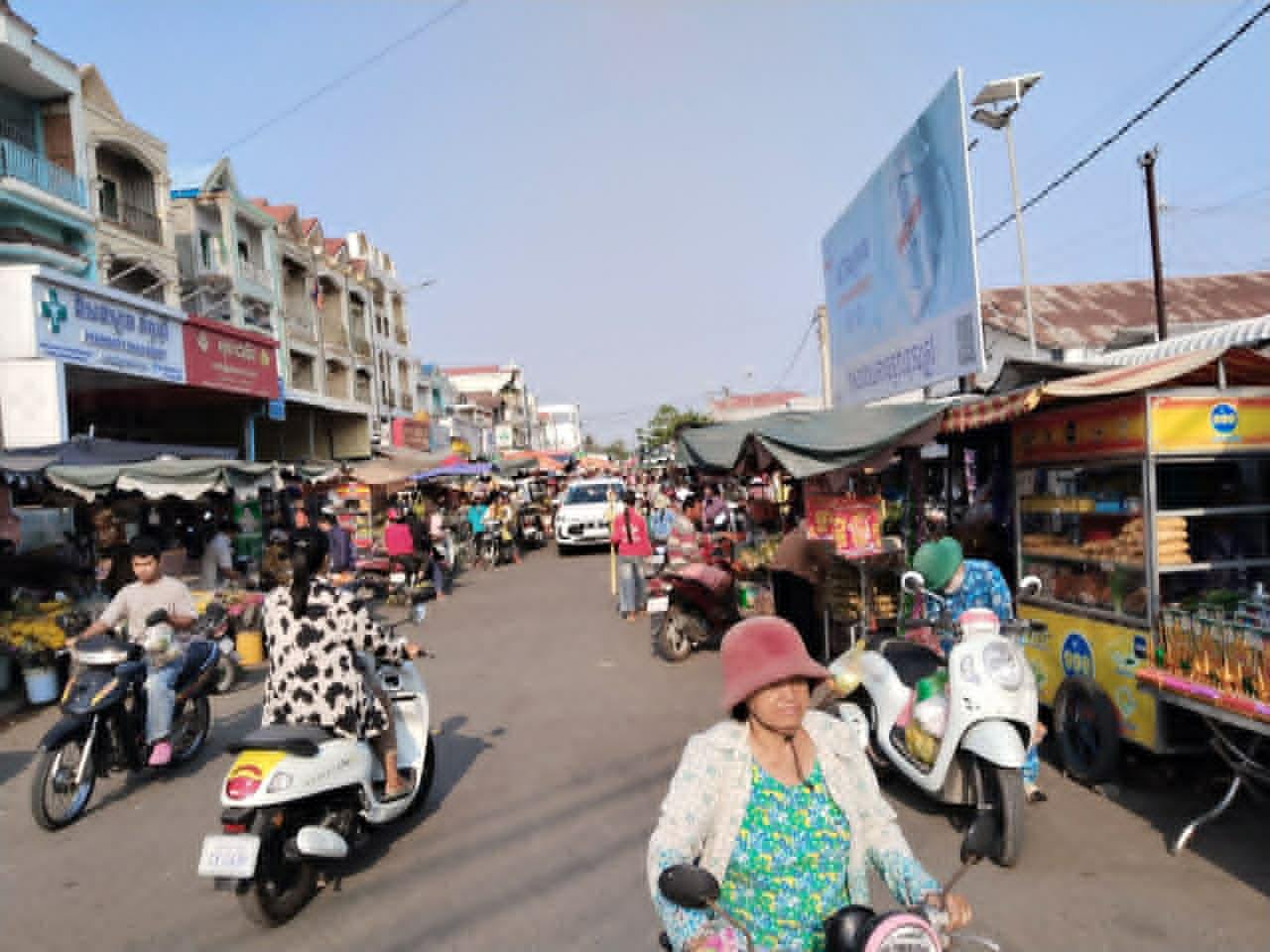 ពលរដ្ឋរាប់ពាន់នាក់សម្រុកទិញគ្រឿងត្រៀមចូលឆ្នាំមមីនៅផ្សារវាលយន្ត ខេត្តស្វាយរៀង