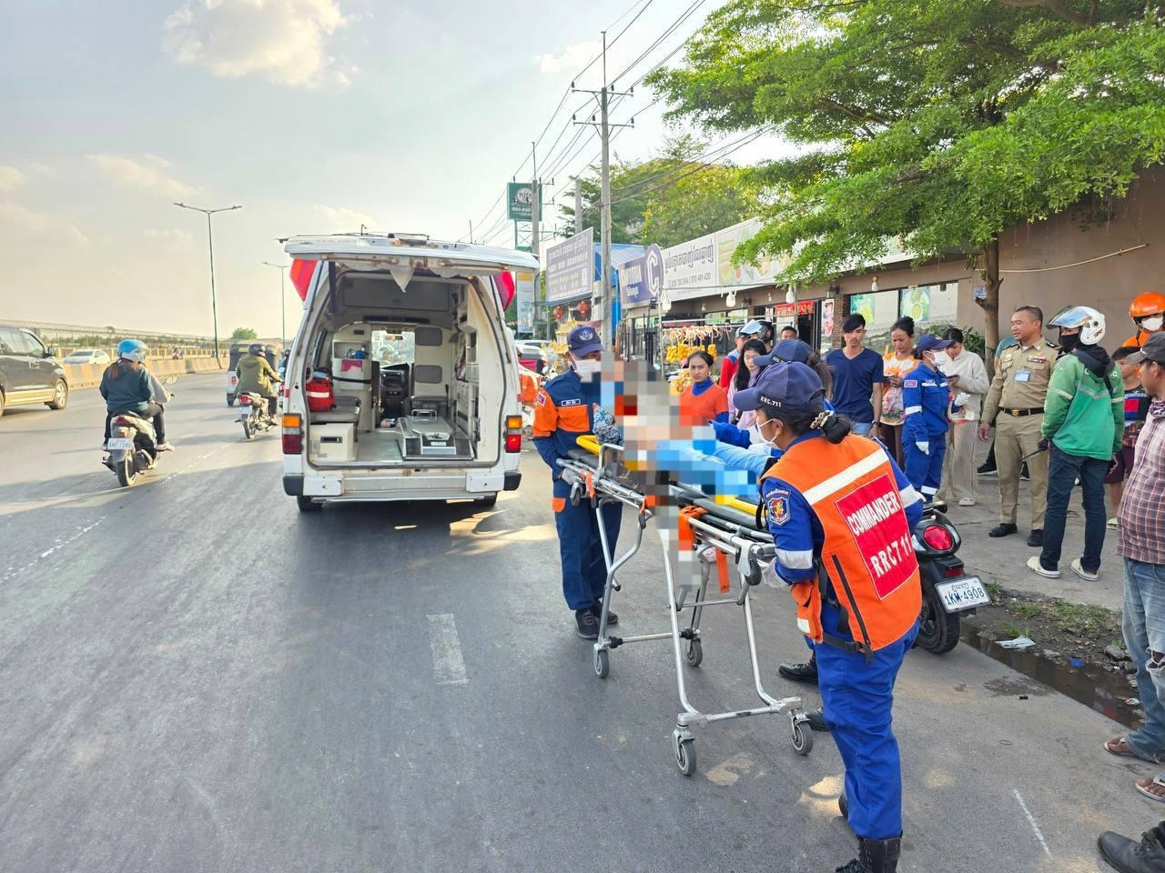 គ្រោះថ្នាក់ចរាចរណ៍ធ្ងន់ធ្ងរ! ម៉ូតូ២គ្រឿងបុកគ្នានៅភ្នំពេញ បណ្តាលឱ្យយុវជន៣នាក់រងរបួសត្រូវបញ្ជូនទៅមន្ទីរពេទ្យ