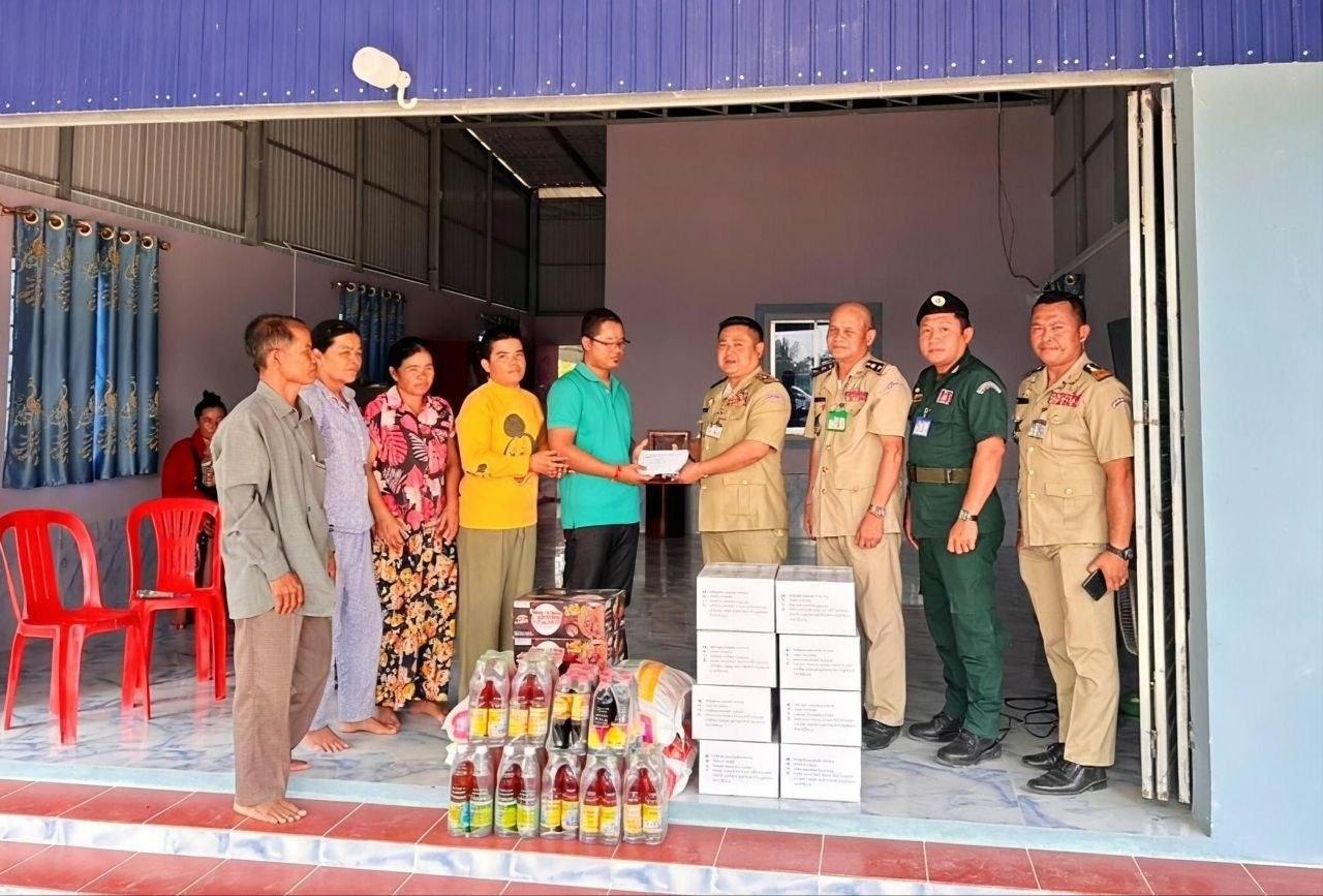 ស្នងការនគរបាលខេត្តស្វាយរៀង អញ្ជើញចុះសួរសុខទុក្ខវីរកងទ័ពរងរបួសពិការភ្នែកទាំងសងខាង