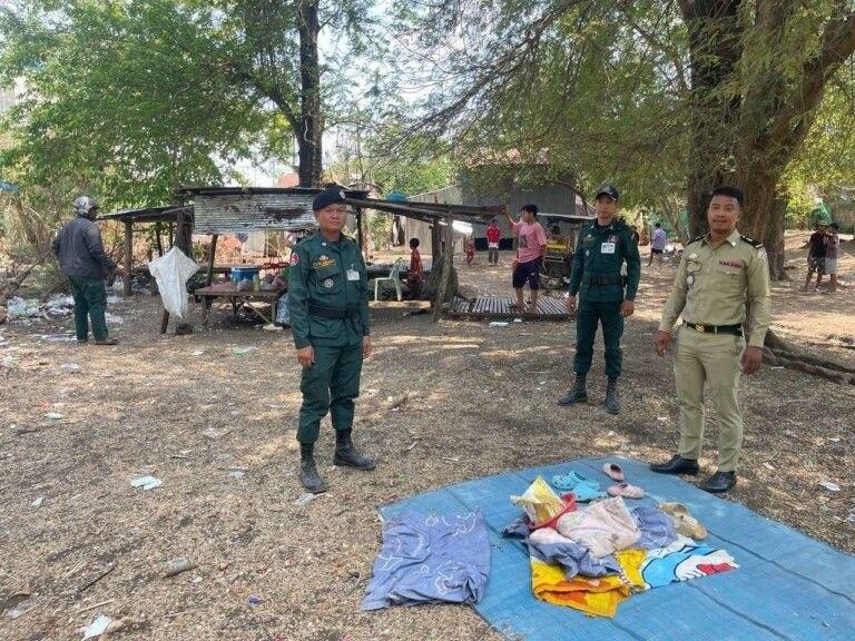 ស្ត្រីចាស់ៗលេងបៀដីឡូត៍ ភ្លេចដាំបាយឱ្យប្តី នគរបាលចុះអប់រំធ្វើកិច្ចសន្យា