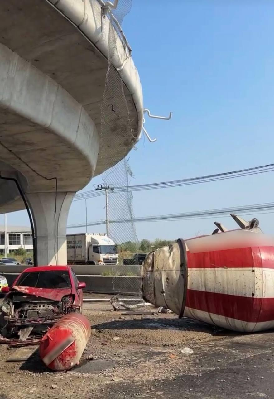 រថយន្តលាយបេតុងធ្លាក់ពីស្ពានបត់ត្រឡប់ក្រោយនៅថៃ បណ្តាលអ្នករងរបួស និងកកស្ទះចរាចរណ៍យ៉ាងធ្ងន់ធ្ងរ