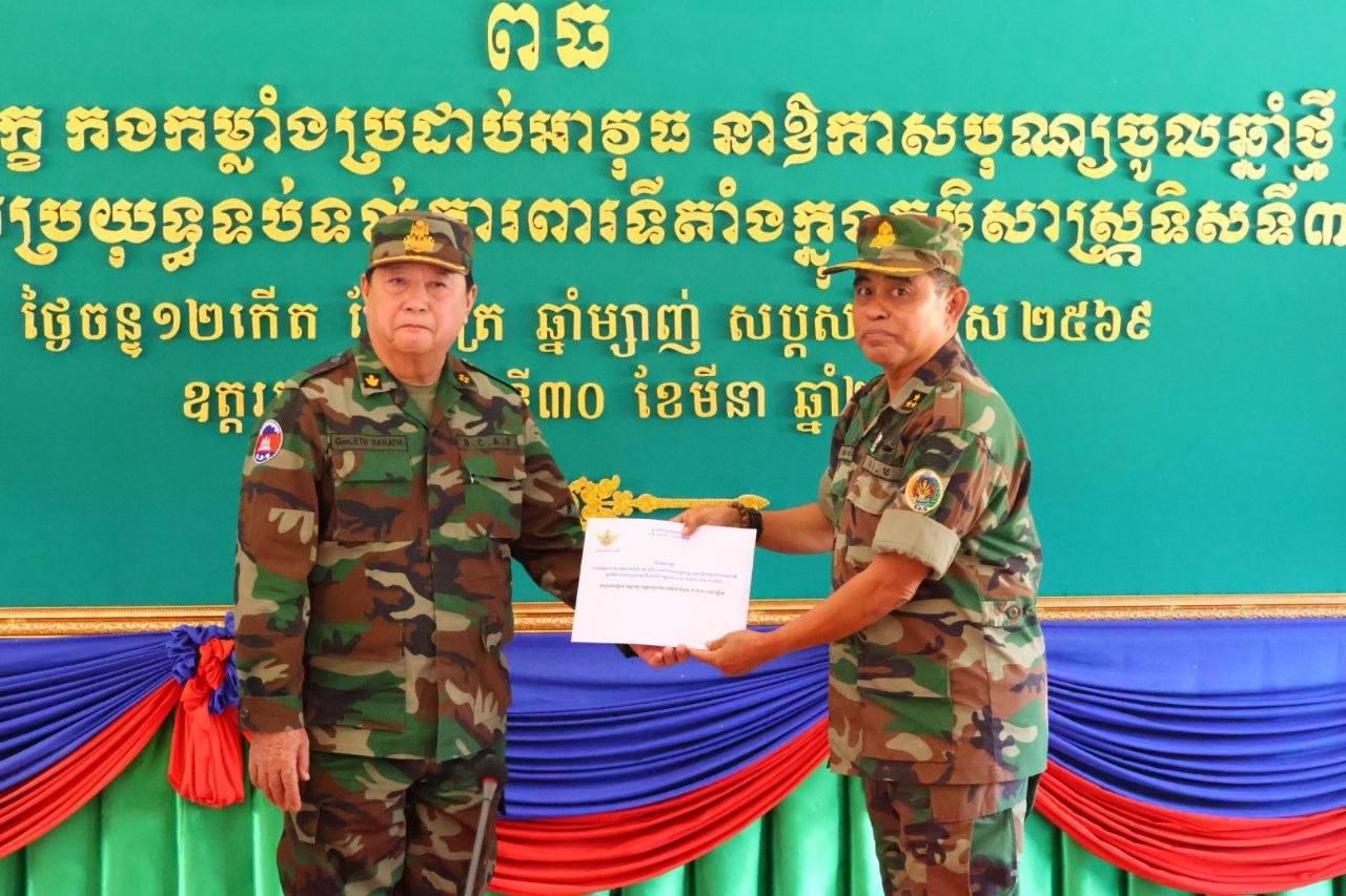 នាយឧត្តមសេនីយ៍ ឥត សារ៉ាត់ ចុះសួរសុខទុក្ខ និងជូនពរចូលឆ្នាំថ្មីដល់យោធិនការពារព្រំដែនកម្ពុជា-ថៃ