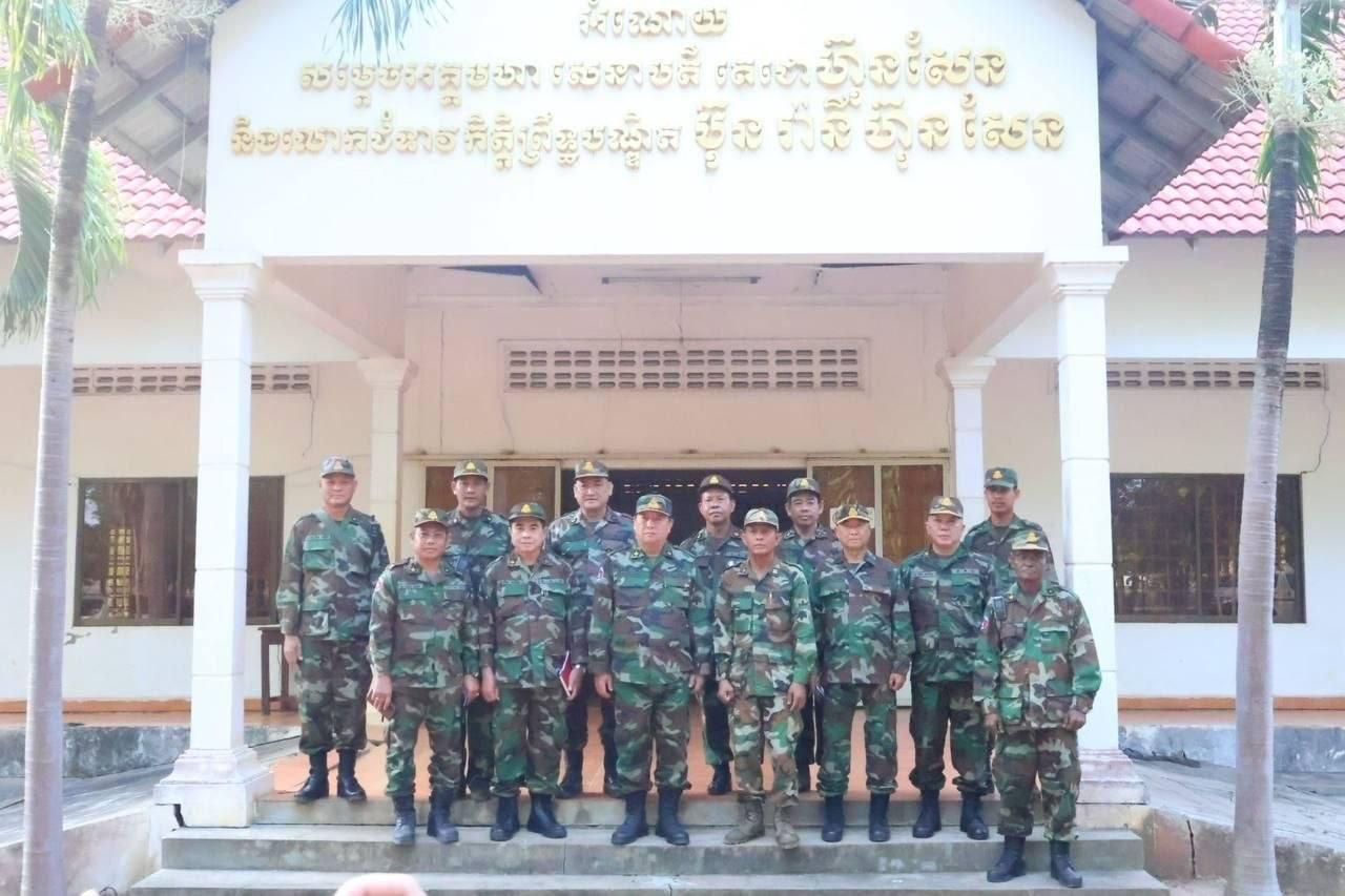 អគ្គមេបញ្ជាការរង ឥត សារ៉ាត់ ចុះសួរសុខទុក្ខយោធិនតាមព្រំដែនកម្ពុជា-ថៃ នាឱកាសចូលឆ្នាំថ្មី