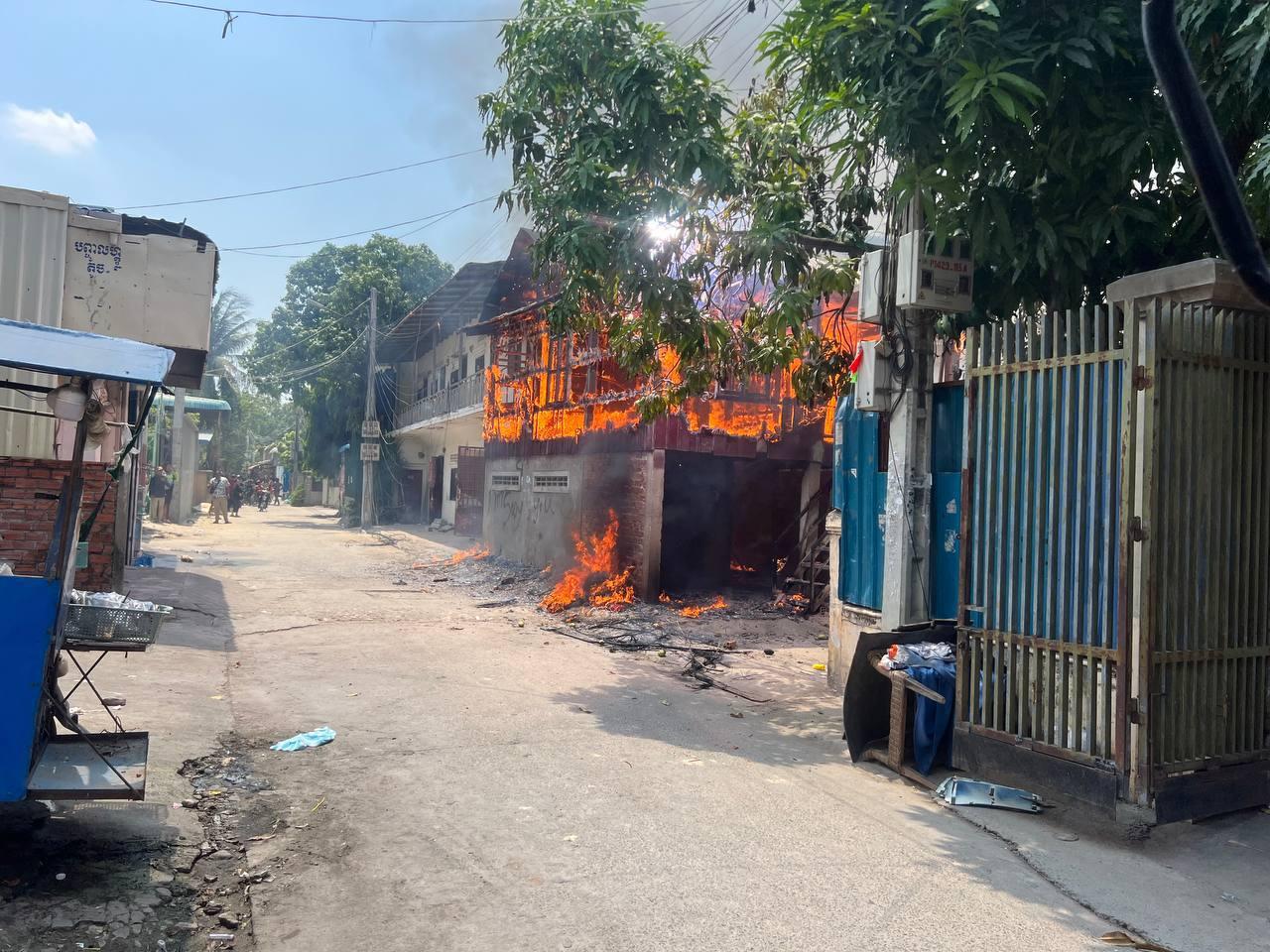 ស្ត្រីមានជម្ងឺសរសៃប្រសាទដុតផ្ទះខ្លួនឯងនៅដង្កោ ឆេះអស់ទាំងស្រុង