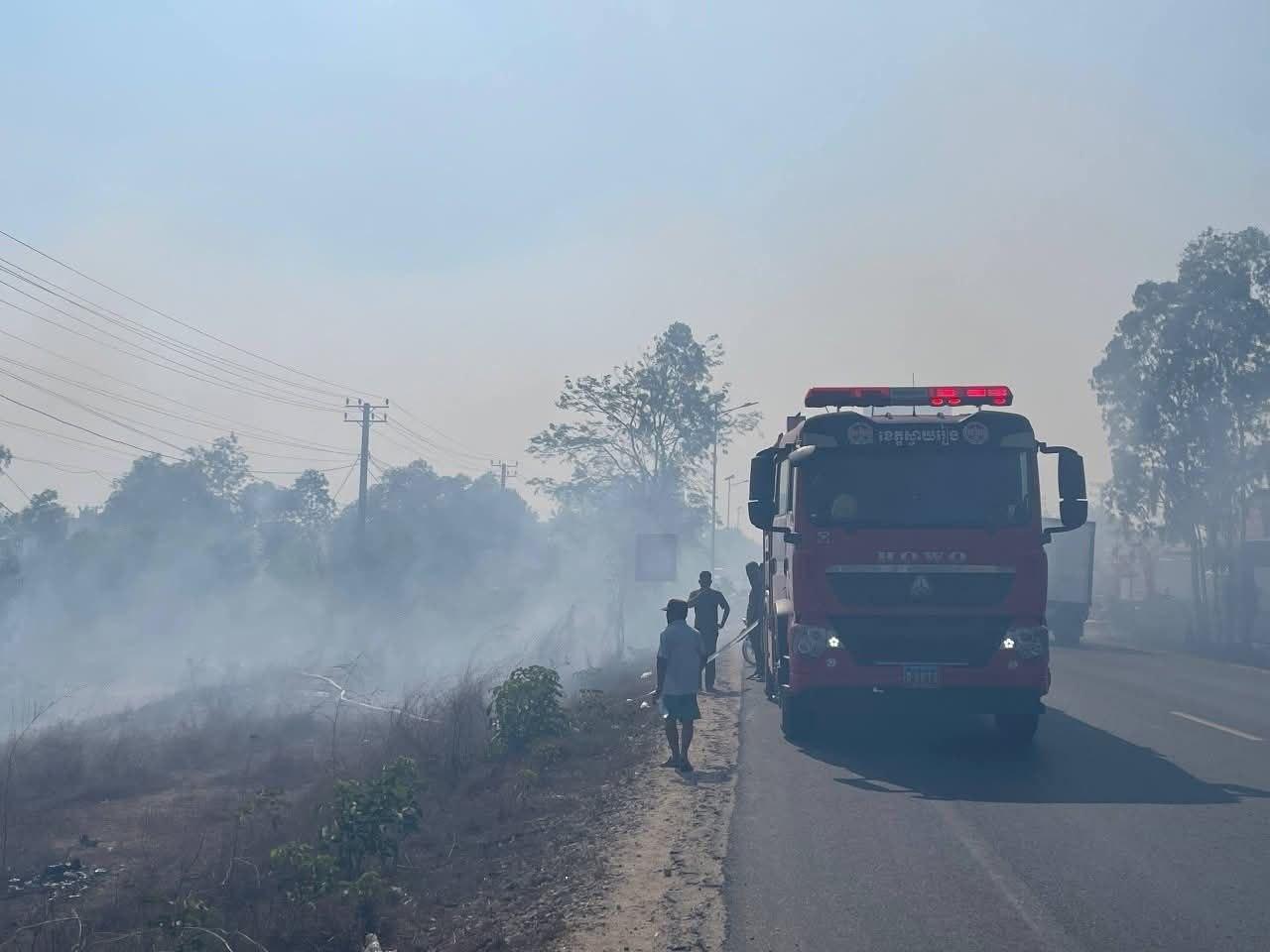 ជនវិកលចរិតលួចដុតស្មៅទួលបុរាណនៅស្វាយរៀង សមត្ថកិច្ចអន្តរាគមន៍បាញ់ពន្លត់ទាន់ពេល