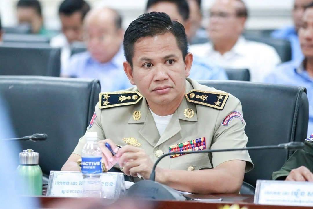 ប្រជាពលរដ្ឋឡោមព័ទ្ធរថយន្តនគរបាល ក្រោយចាប់ជនល្មើសលួចរថយន្តនៅព្រៃវែង