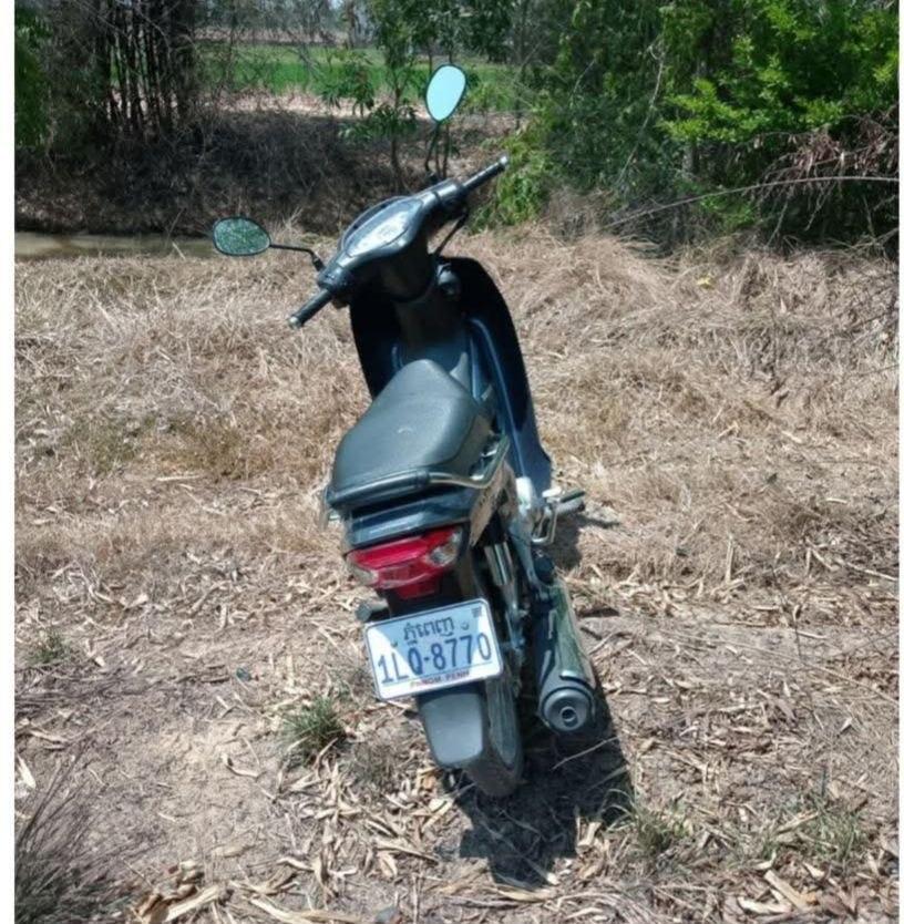 ម៉ូតូថ្មីឆ្នាំ២០២៥ លួចហើយប្លុងចោលក្នុងវាលស្រែ នគរបាលស្រាវជ្រាវរកជនសង្ស័យ