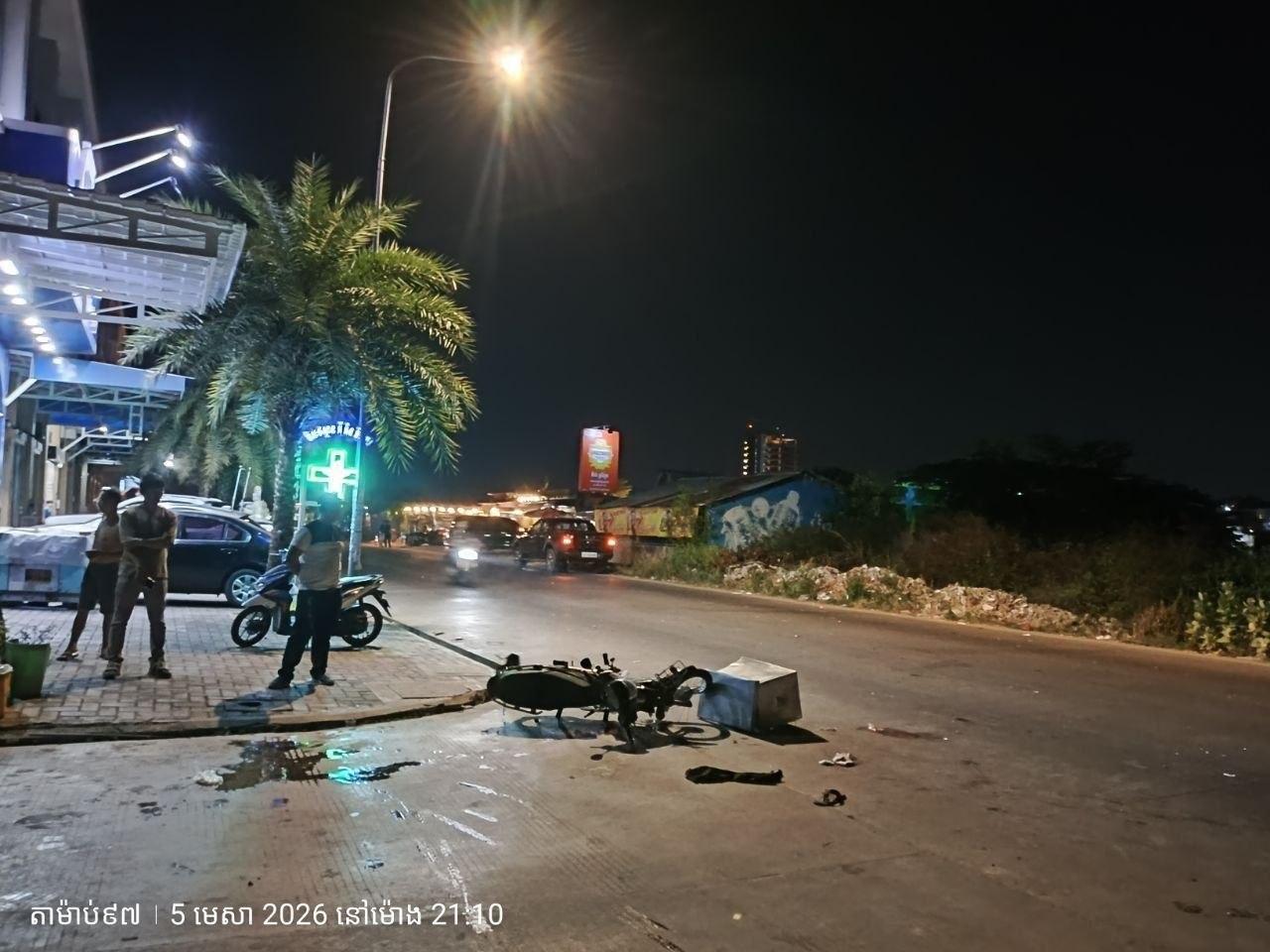 ឡិចសុីស 570 បុកម៉ូតូហុងដាឌ្រីមសេ១២៥ នៅអូលីកផាត់ធូ បណ្ដាលឲ្យម្ចាស់ម៉ូតូរងរបួសធ្ងន់