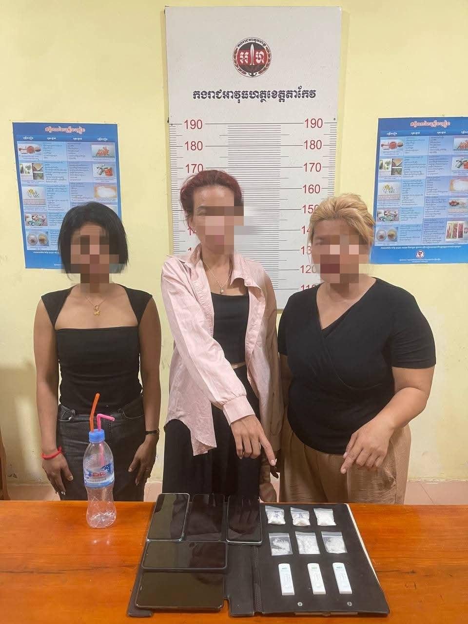 តាកែវ៖ កម្លាំងសមត្ថកិច្ចចាប់ស្ត្រី៣នាក់ ដកហូតគ្រឿងញៀនជាង៤០ក្រាមនៅក្រុងដូនកែវ