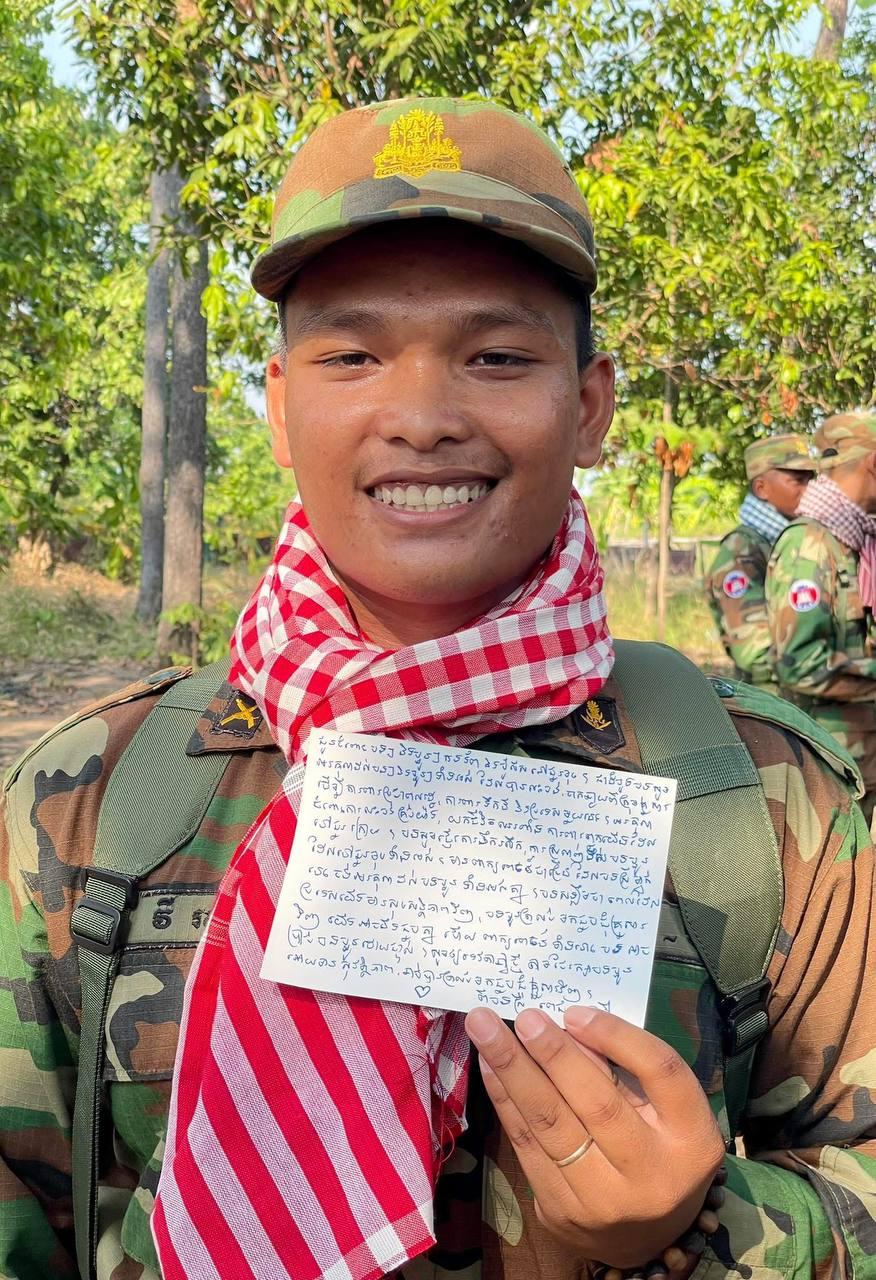 ទាហានរំភើបចិត្តទទួលសារពីលោកជំទាវពេជ ចន្ទមុន្នី ពីជួរមុខការពារព្រំដែន