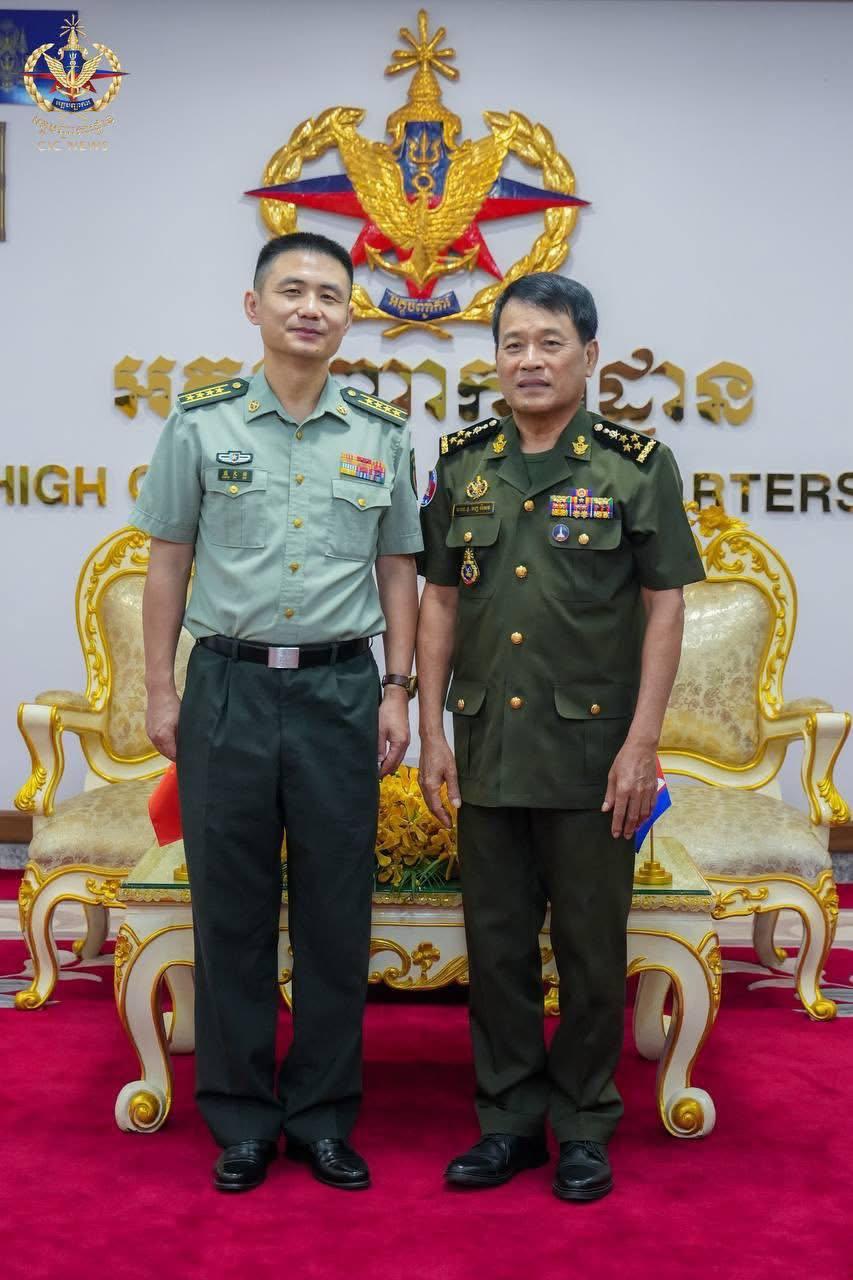 អនុព័ន្ធយោធាចិនជួបអគ្គមេបញ្ជាការកងយោធពលខេមរភូមិន្ទ សម្តែងការគួរសមនិងជូនពរឆ្នាំថ្មី