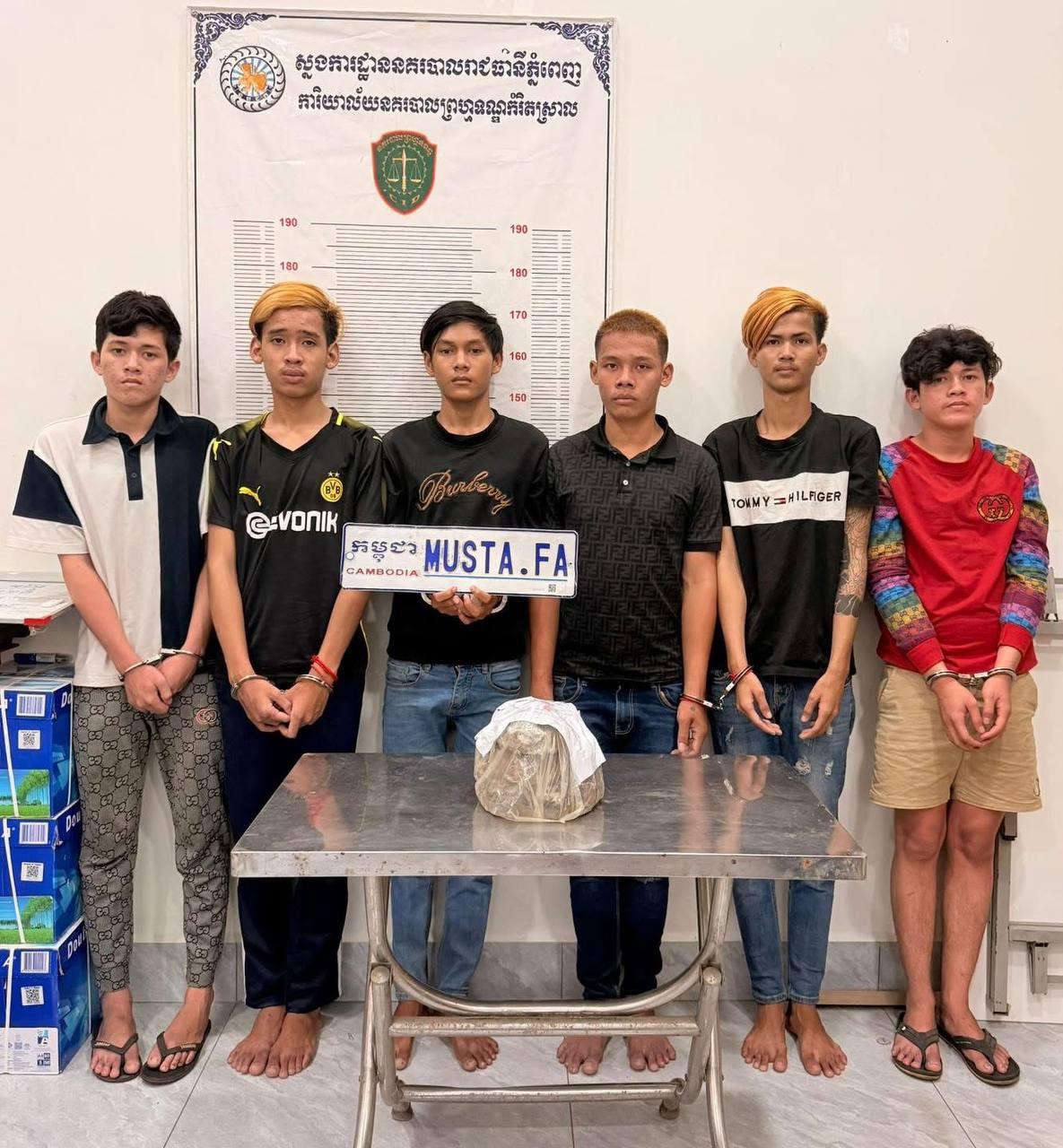 ក្រុមក្មេងពាល ៦នាក់ ត្រូវបានចាប់ខ្លួនក្រោយពីដេញគប់ និងវាយបំផ្លិចបំផ្លាញរថយន្តនៅខណ្ឌដូនពេញ