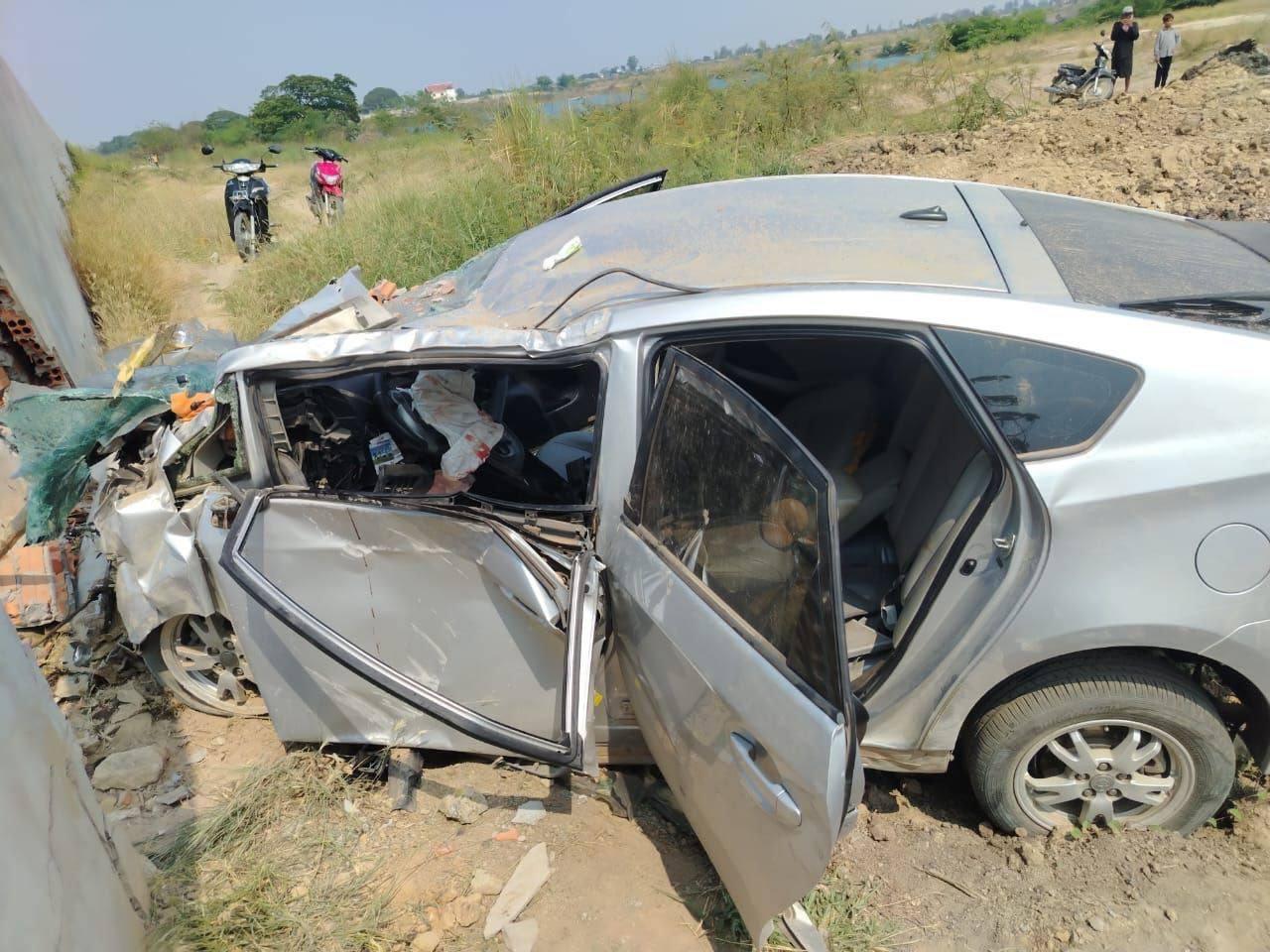 រថយន្តបុករបងថ្មខ្លាំងនៅកណ្តាលស្ទឹង អ្នកបើកបរស្លាប់ភ្លាមៗ