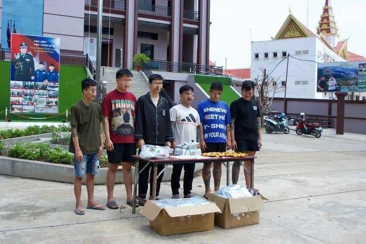 កងរាជអាវុធហត្ថខេត្តបន្ទាយមានជ័យឃាត់ខ្លួនជនជាតិវៀតណាម៦នាក់ ពាក់ព័ន្ធករណីហិង្សានិងគ្រឿងញៀន