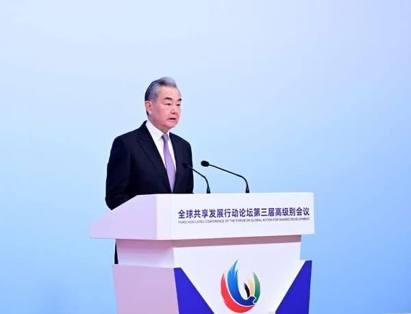 លោក Wang Yi អញ្ជើញថ្លែងសុន្ទរកថាក្នុងកិច្ចប្រជុំកំពូលអភិវឌ្ឍន៍សកលលើកទី៣ នៅប៉េកាំង សង្កត់ធ្ងន់លើកិច្ចសហប្រតិបត្តិការអន្តរជាតិ