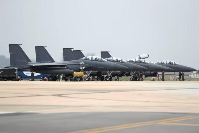 រឿងសេលហ្វី! អ្នកបើកយន្តហោះចម្បាំងកូរ៉េខាងត្បូងថតរូបក្នុងពេលហោះហើរ បណ្តាលឱ្យបុកគ្នាខូចខាតជាង ៦សែនដុល្លារ