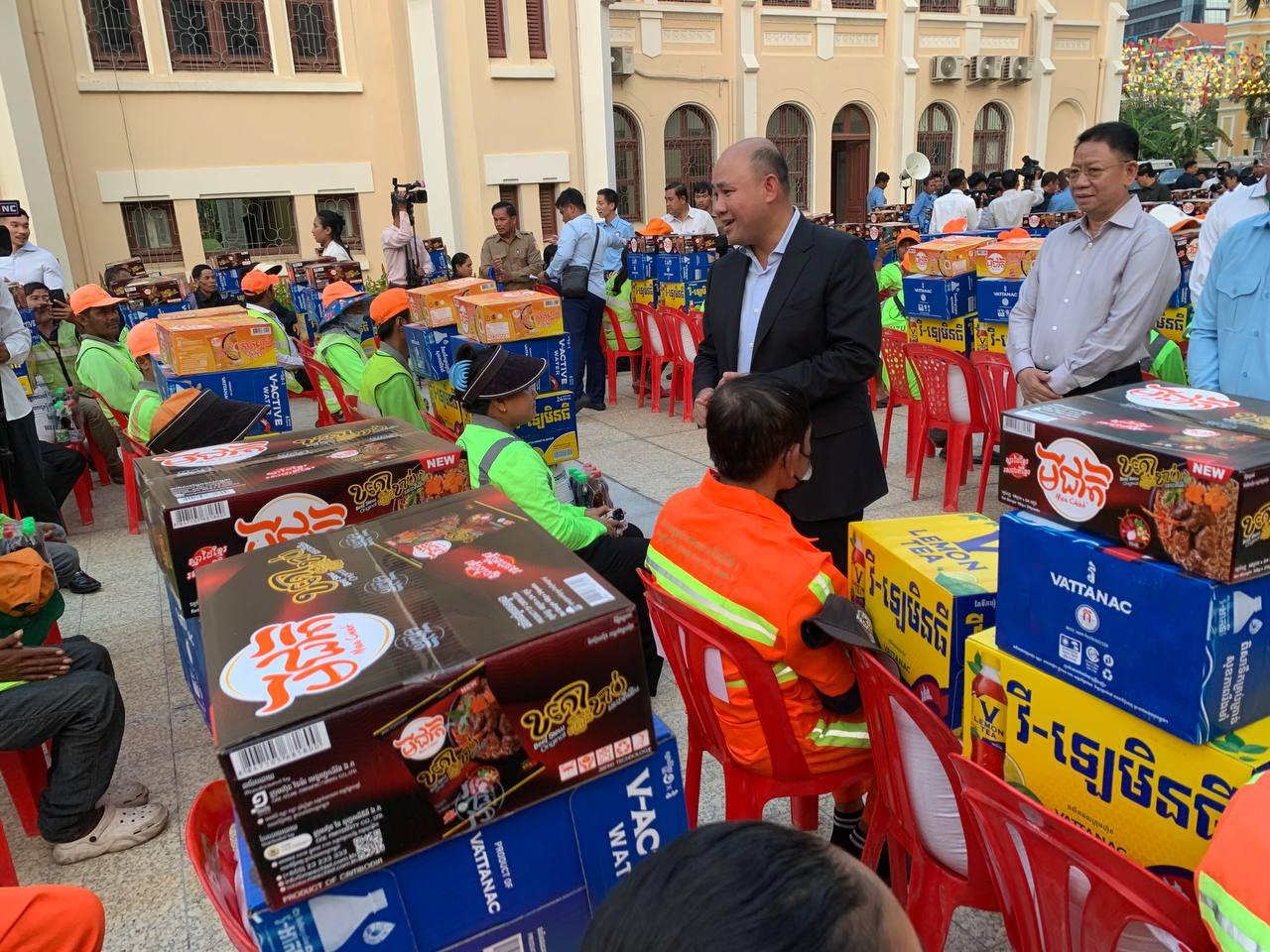 ថ្នាក់ដឹកនាំផ្តល់កិត្តិយសដល់កម្មករអនាម័យ ៧០៦នាក់ ក្នុងពិធីនគរសង្ក្រាន្តភ្នំពេញ