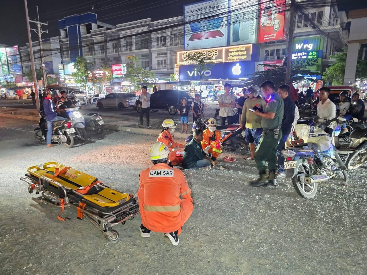 រថយន្ត Ford Ranger បុកគៀរម៉ូតូពីក្រោយបណ្តាលឲ្យរបួស អ្នកបើកបរបើកគេចខ្លួនបាត់