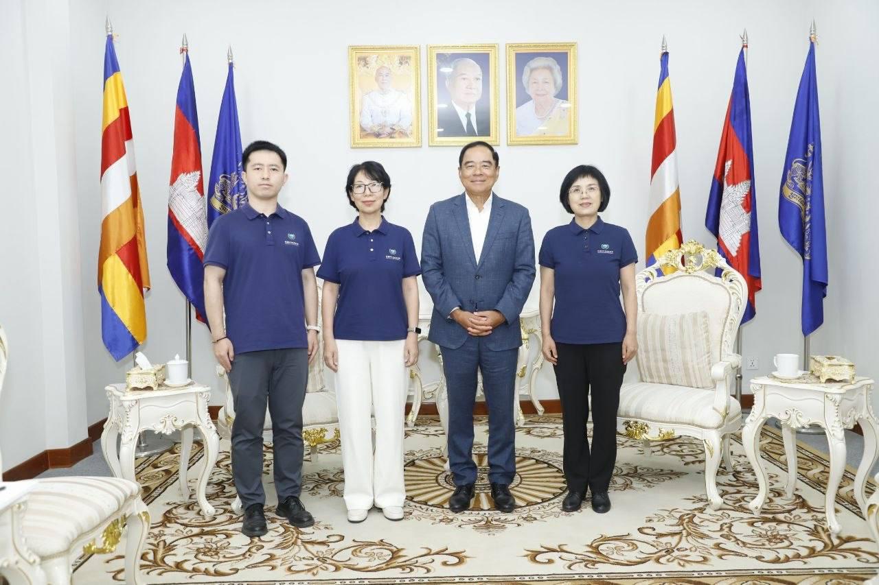 លោក លី ធុជ ស្នើមូលនិធិចិនជួយជនពិការដោយសារមីននៅកម្ពុជា