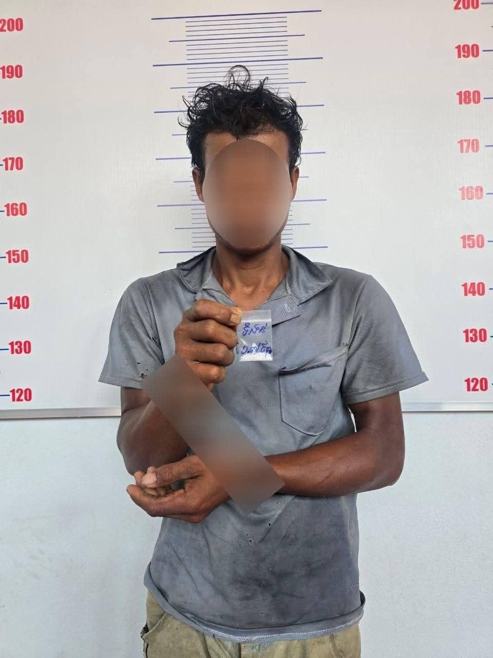 ឃាត់ខ្លួនបុរសសង្ស័យជាអ្នកជួញដូរគ្រឿងញៀន ជាមួយកាំភ្លើងកែឆ្នៃ១ដើម នៅស្រុកសាមគ្គីមុនីជ័យ