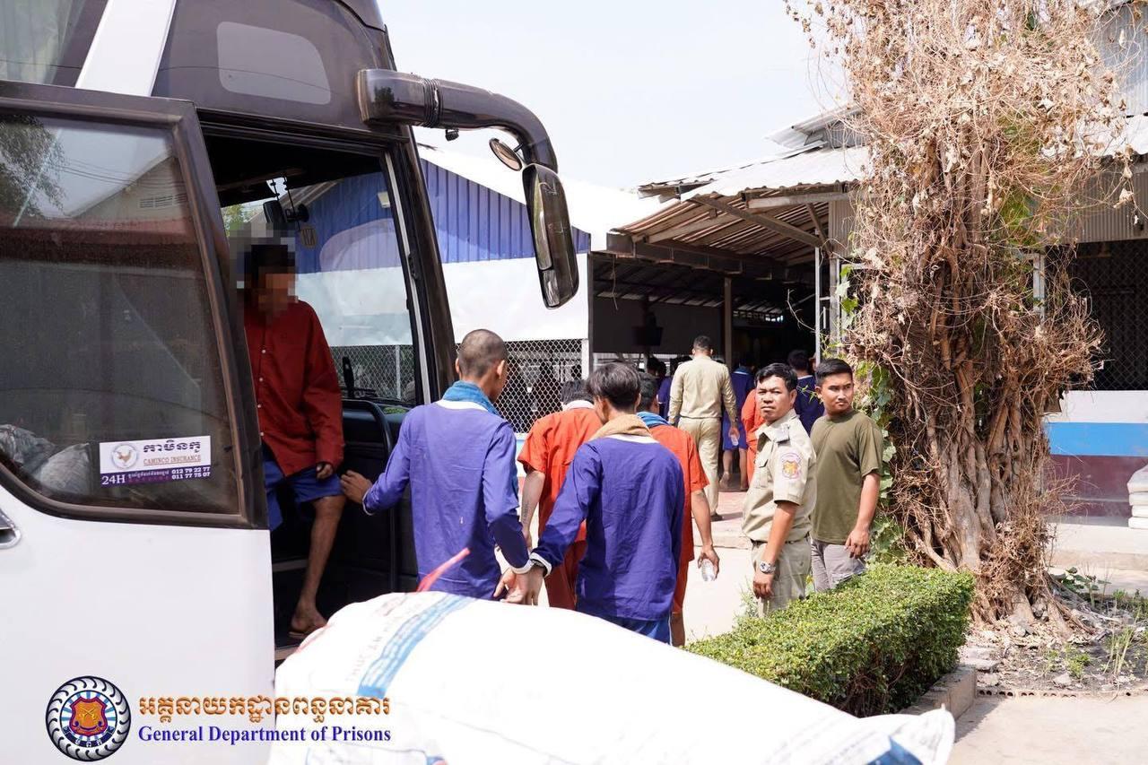 អគ្គនាយកដ្ឋានពន្ធនាគារផ្ទេរទណ្ឌិត៣០០នាក់ទៅមណ្ឌលអប់រំកែប្រែទី៤ ក្នុងខេត្តពោធិ៍សាត់ ដើម្បីកាត់បន្ថយភាពចង្អៀតណែន និងផ្តល់ឱកាសអប់រំកែប្រែ