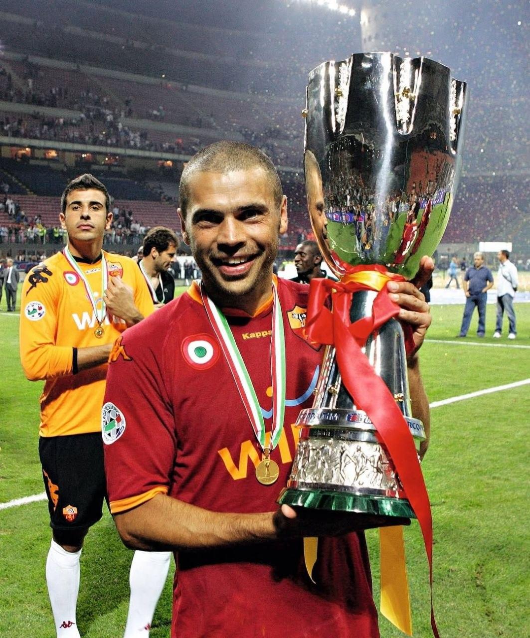 អតីតផ្កាយ Roma ប្តូរមុខរបរ៖ ពីស្មៅបៃតងមកជាអ្នកបើក Uber ដើម្បីរៀនអាជីវកម្មថ្មី