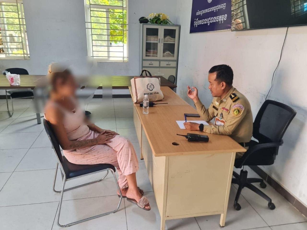 ស្រ្តីទួរគីស្រវឹងជោក បិទផ្លូវកណ្តាលក្រុង នាំឲ្យសមត្ថកិច្ចប្រញាប់អន្តរាគមន៍ទាន់ពេល