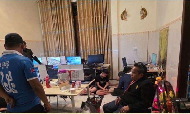 ប្រតិបត្តិការបង្ក្រាប៖ សមត្ថកិច្ចខេត្តស្វាយរៀងវាយឆ្មក់ផ្ទះសំណាក់ «លីហ្សា» ឃាត់ខ្លួនជនសង្ស័យ ១៦នាក់ ករណី Online Scams និងគ្រឿងញៀន