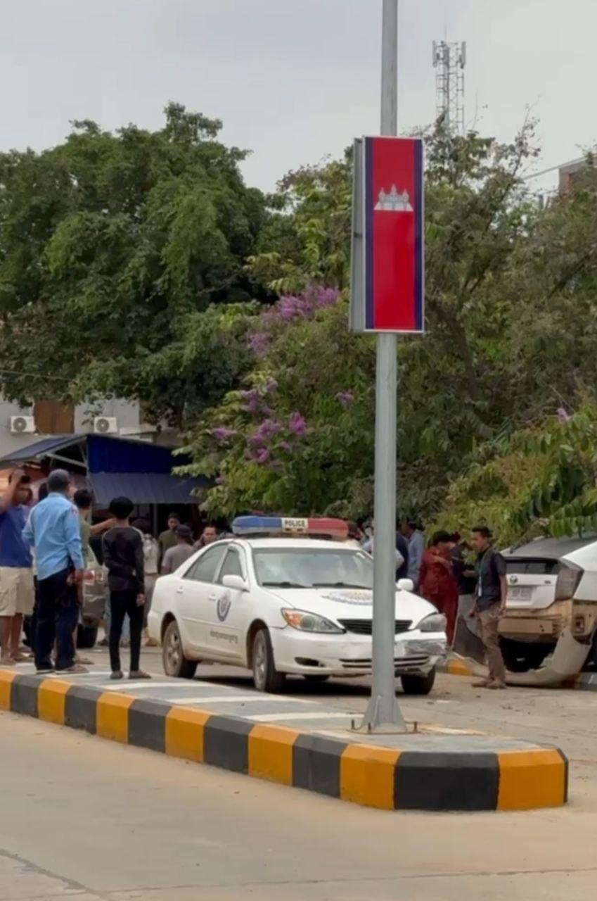 ភាពតានតឹងលើផ្លូវ៖ ជនជាតិចិនបើករថយន្តបុកសមត្ថកិច្ច ក្រោយបង្កគ្រោះថ្នាក់រួចរត់គេចនៅបាវិត