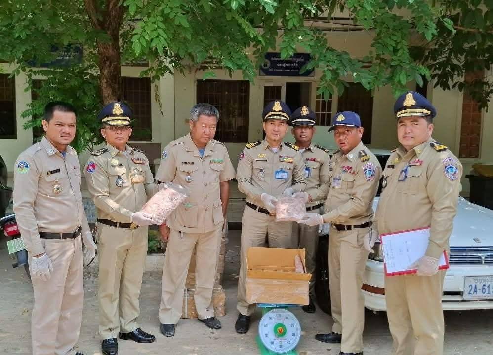 រំលាយចោល! ស្លាបមាន់បង្កកខុសច្បាប់ជាងកន្លះតោន លួចនាំចូលតាមច្រករបៀងស្រុកម៉ាឡៃ ត្រូវសមត្ថកិច្ចស្ទាក់ចាប់បំផ្លាញចោលអស់