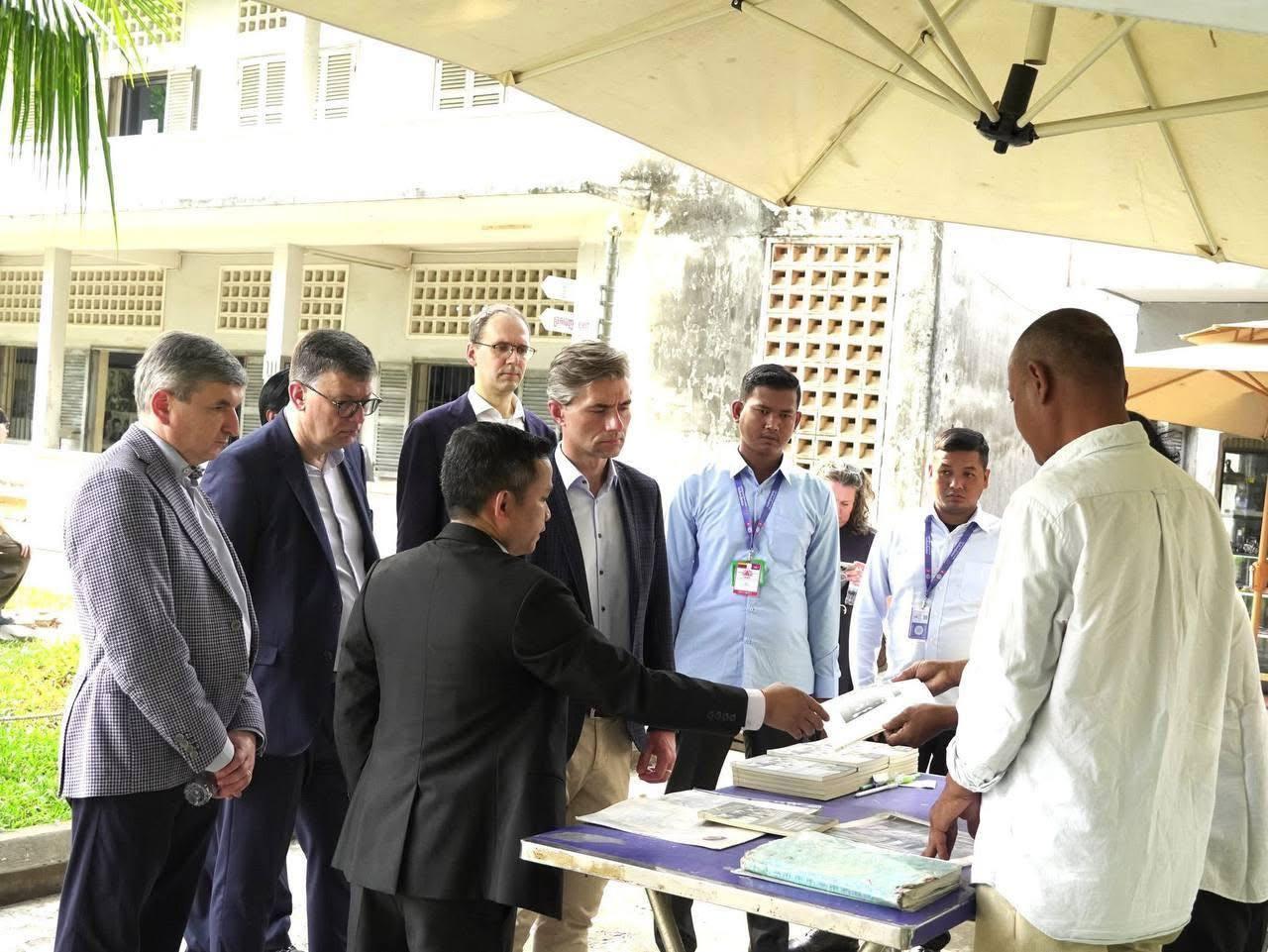 រដ្ឋមន្ត្រីការបរទេសលីទុយអានី អញ្ជើញទស្សនាសារមន្ទីរទួលស្លែង សម្តែងការសោកស្តាយចំពោះសោកនាដកម្មខ្មែរក្រហម