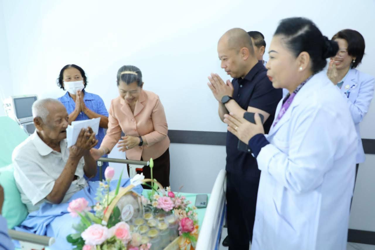 សម្តេច ម៉ែន សំអន អញ្ជើញសួរសុខទុក្ខលោកតា ពុត សឿន ឪពុកធម៌សម្តេចតេជោ កំពុងសម្រាកព្យាបាលនៅមន្ទីរពេទ្យតេជោសន្តិភាព