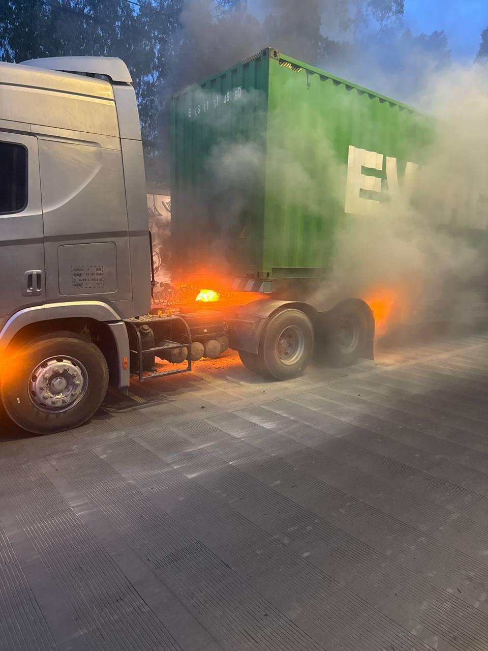 ភ្លើងឆាបឆេះរថយន្តកុងតឺន័រយ៉ាងសន្ធោសន្ធៅលើផ្លូវទ្រុងមាន់ សមត្ថកិច្ចប្រញាប់ពន្លត់ទាន់ពេល