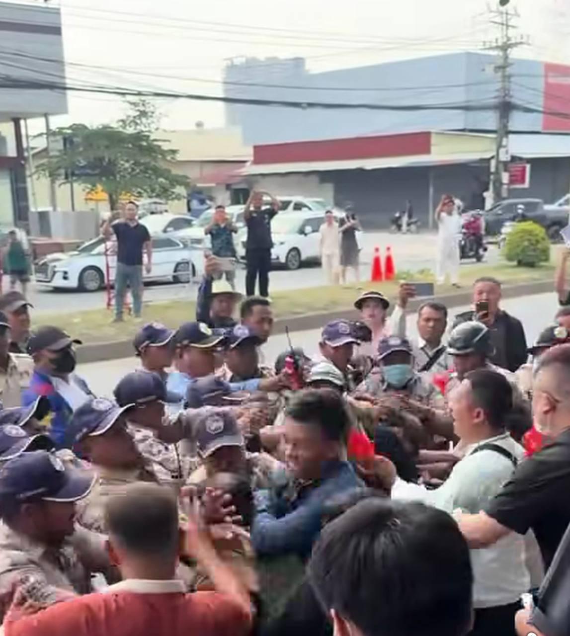 ភាពអនាធិបតេយ្យនៅមុខធនាគារជាតិ! អតិថិជនចិនបិទផ្លូវសាធារណៈ វាយប្រហារសមត្ថកិច្ចខណៈចុះអន្តរាគមន៍