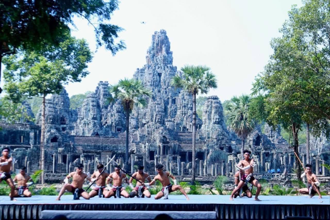 ដិតដល់! កម្ពុជា-ចិន ចាត់រៀបមហោស្រពក្បាច់គុនចម្រុះនៅបាយ័ន ចុងខែមេសានេះ សង្ឃឹមទាក់ទាញភ្ញៀវទេសចរ