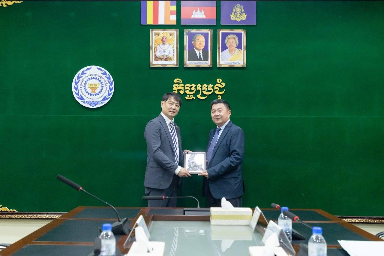 លាក់ក្តីនឹករលឹក! មន្ត្រីជាន់ខ្ពស់ក្រសួងការងារអរគុណលេខាទូតជប៉ុន បញ្ចប់បេសកកម្មប្រកបដោយជោគជ័យនៅកម្ពុជា ក្នុងឱកាសចូលនិវត្តន៍ការទូត និងណែនាំអ្នកស្នងតំណែងថ្មី! ជំរុញកិច្ចសហប្រតិបត្តិការលើការបញ្ជូនកម្មសិក្សាការីខ្មែរទៅជប៉ុន និងប្រព័ន្ធបញ្ជូនថ្មី ព្រមទាំងគម្រោងគាំទ្រអតីតពលករពីថៃតាមរយៈ ILD