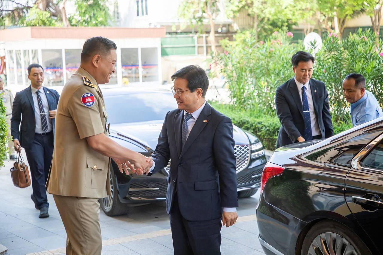 ឧត្តមសេនីយ៍ទោ ដាញ់ អេងប៊ុនចាន់ ទទួលបដិសណ្ឋារកិច្ចឯកអគ្គរដ្ឋទូតកូរ៉េ ពិភាក្សាពង្រឹងសន្តិសុខ និងប្រឆាំងការឆបោកតាមប្រព័ន្ធអនឡាញ