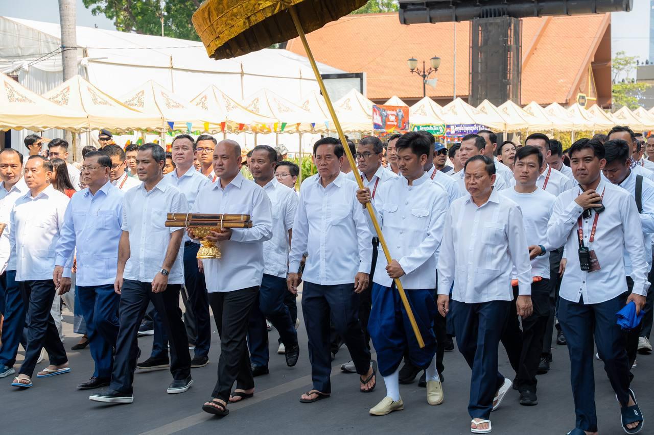 លោក ហ៊ុន ម៉ានី និងលោក ឃួង ស្រេង ចូលរួមពិធីដង្ហែព្រះពុទ្ធប្បដិមា និងស្រង់ព្រះនៅវត្តភ្នំក្នុងពិធីនគរសង្ក្រាន្ត