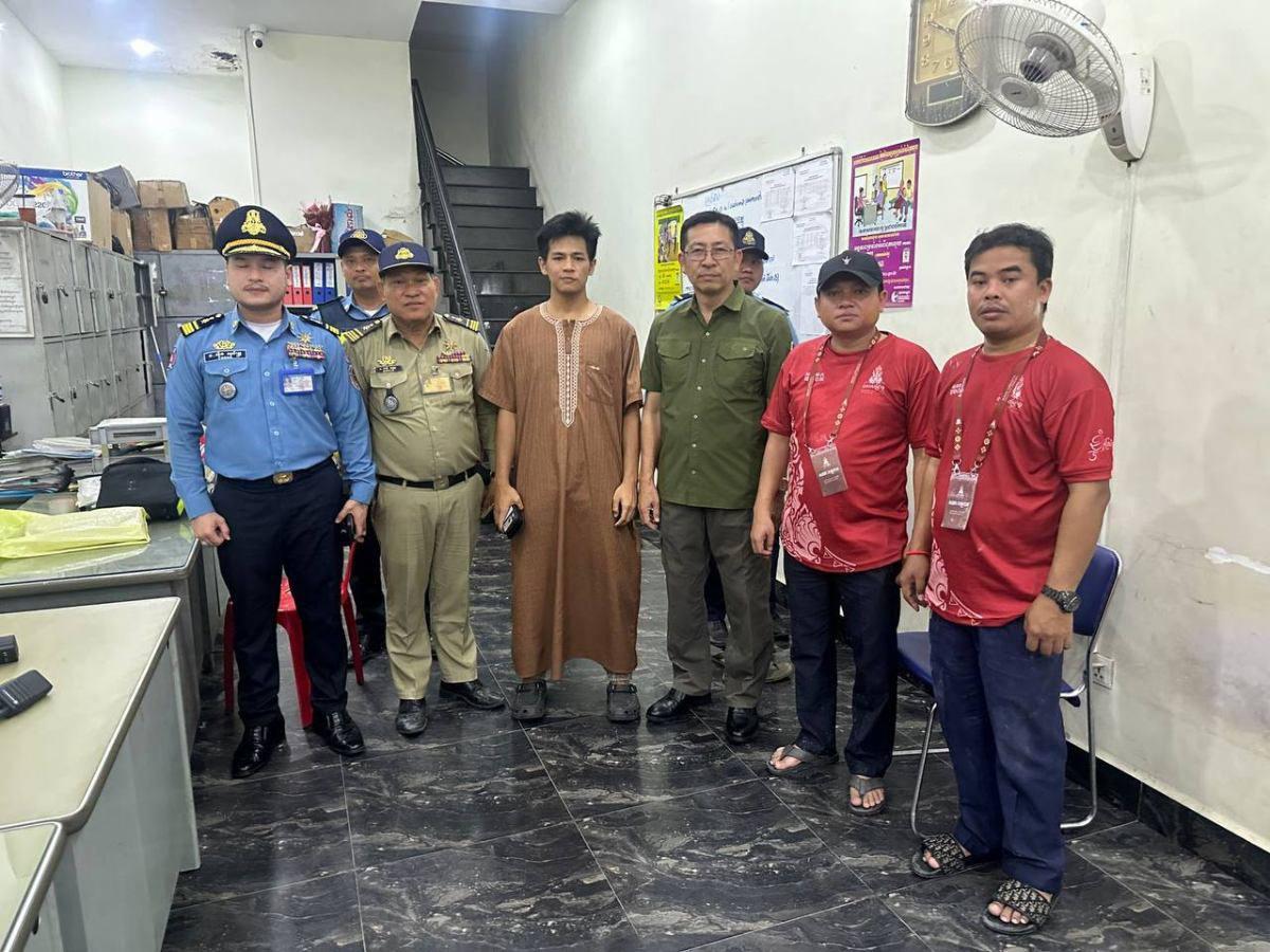 រថយន្តអាវតា០៧ ត្រូវប្រជាពលរដ្ឋគប់ដុំថ្មដាក់ខូចខាតយ៉ាងធ្ងន់ ក្រោយបង្កគ្រោះថ្នាក់ចរាចរណ៍នៅចំណុចចូលឆ្នាំខ្មែរ